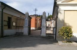 Da ausiliario del traffico <br>a custode del cimitero: è polemica