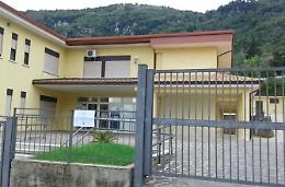 Vernice fresca nelle aule<br>mentre i bimbi sono a scuola