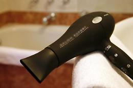 Usa un phon per picchiare <br>l'anziana madre <br>prima di finire in manette