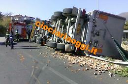 Tir si ribalta sulla rampa della superstrada <br>Quintali di barbabietole in strada