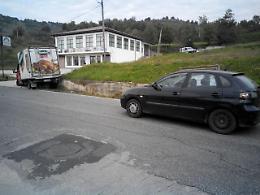 Auto e camion  finiscono fuori strada <br>Illesi i conducenti dei due mezzi