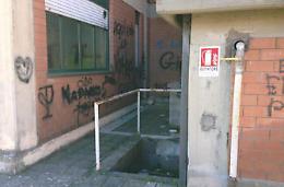 Scritte offensive e imprecazioni  <br>sui muri della scuola primaria