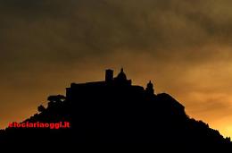 L'abbazia incorniciata <br>dal "tramonto rosa"