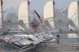 Copertura della tribuna crollata <br>Procede spedita la rimozione
