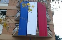 La scuola si mobilita per Parigi <br>Bandiera francese al liceo Severi