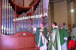Il vescovo Antonazzo benedice <br>l'organo a canne donato dai parroci