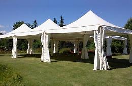 Rubano gazebo da matrimonio <br>Il proprietario li riconosce: denunciati