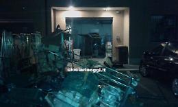 Violenta esplosione per una fuga di gas: <br>una ferita, auto distrutte e zona evacuata