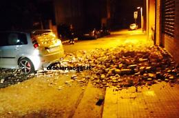 Crolla la parete di una palazzina. Paura in via Chiastra 