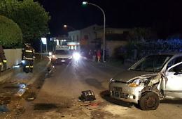 Violento incidente in via Rivolta.  Auto si schianta contro una colonnina del gas