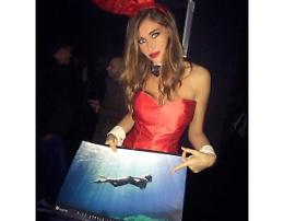 Elena Riz conquista i fondali marini: calendario contro la violenza sulle donne