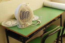 Alla scuola elementare "Mazzini" termosifoni out e stufette sui banchi