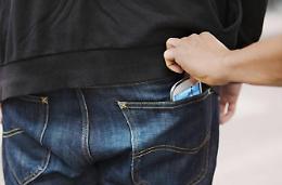 Ladra di cellulari smascherata dalle telecamere: 51enne denunciata 