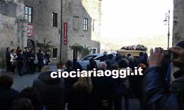 Una folla enorme per l'ultimo addio alla giovane Claudia Torre
