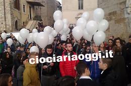 Palloncini bianchi per l'ultimo saluto al giovane Giorgio Carbone