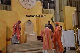 Il cardinale Mamberti apre la porta del perdono, in centinaia presenti alla celebrazione