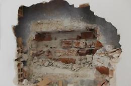 Entrano in casa, smurano la cassaforte e fuggono con un'auto rubata