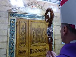 Il perdono arriva dietro le sbarre, il vescovo apre la porta santa al San Domenico