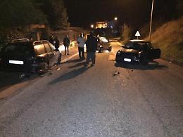 Alla guida ubriaco esce fuori strada e danneggia due auto: denunciato