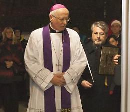 Il vescovo ha aperto la Porta Santa della Misericordia nella mensa diocesana