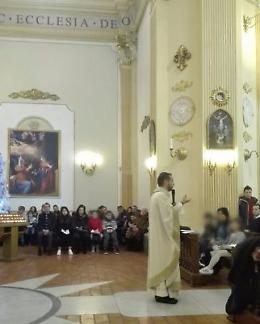 Le distanze tra genitori e figli: il prete scende dal pulpito e ne parla