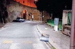 Sassi e arredi rotti: vandali individuati e denunciati. Ecco cosa è successo