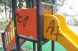 Parco distrutto dai vandali: il sindaco lo chiude