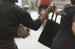 Raggirata e derubata della borsa: paura per un'anziana 