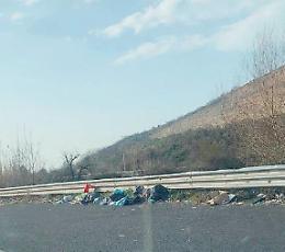 Rifiuti abbandonati sulla superstrada Sora-Ferentino: l'inciviltà non si ferma