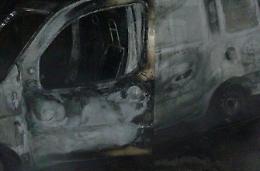 Incendio di un furgone davanti a un bar.  Trasportava cornetti 