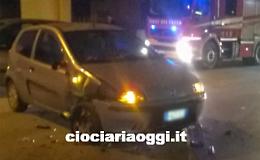 Incidente in pieno centro: violento scontro tra due auto