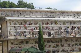 Mancano i loculi al cimitero: vietato morire