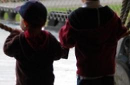 Aspetta una casa da anni ed è costretta a vivere lontana dai figli