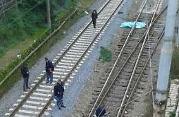 Uomo travolto e ucciso da un treno. Orrore sui binari, linee bloccate per ore
