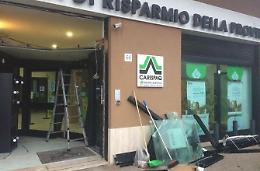 Esplosione alla Carispaq, i ladri fanno saltare lo sportello del bancomat