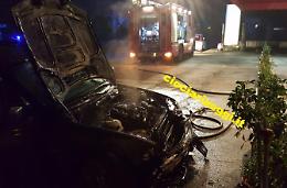 Auto in fiamme nella notte, automobilista salvo per miracolo