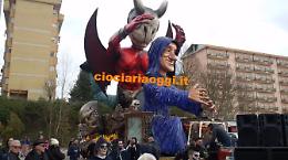 La sfilata dei carri conquista la città. Un fiume di gente ha salutato Re burlone