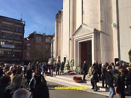 Una folla silenziosa ha accolto il feretro di Nicole Gentili