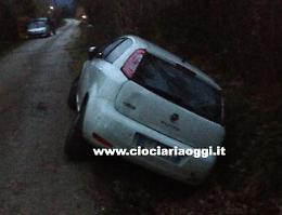 Strada stretta e dissestata: auto finisce in un fossato, paura per madre e figlio