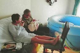 Matteo nasce in piscina, ma nel salone di casa