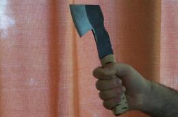 Con un'ascia a spasso in città: scattano psicosi e caccia all'uomo