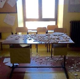 Cade l'intonaco sui banchi della scuola. Battaglini e Bufalini attaccano il sindaco