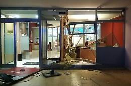 Colpo in banca: sradicano il bancomat ma poi lo perdono e fuggono