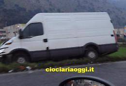 Furgone esce fuori strada, traffico in tilt sulla Casilina
