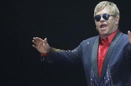 Si accende il caso del messaggio whatsapp su Elton John a Sanremo