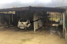 Incendio nella notte: distrutta una rimessa-garage con due automobili<br>