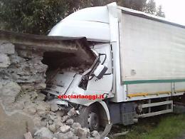 Camion fuori strada finisce contro un muro: l'orribile morte di Settimio Gizzi