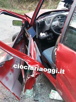 Schianto in via Appia, giovane incastrata tra le lamiere salvata dai vigili del fuoco