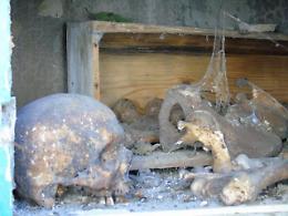 Il cimitero degli orrori. Neppure i morti riposano in pace