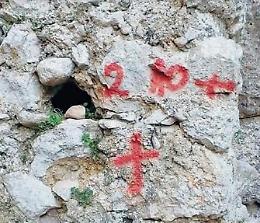 Il Covid non ferma i vandali, imbrattata l'acropoli: grave sfregio alla storia